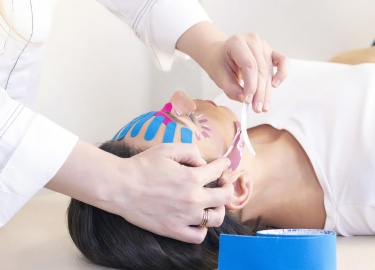 Каким образом осуществляется тейпирование от морщин. Особенности наложения эластичных лент от морщинок вокруг глаз.
