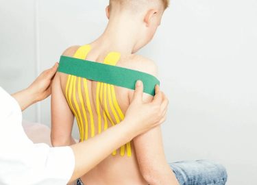 Каким образом осуществляется тейпирование позвоночника. Наложение тейпов при болевых ощущениях в спине.
