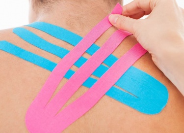 Особенности кинезиологического тейпирования спины в зависимости от формы эластичной ленты.
