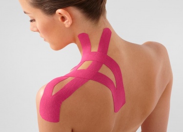 В чем заключаются польза и противопоказания тейпирования шеи. Метод наложения кинезиотейпов и особенности снятия с шеи.
