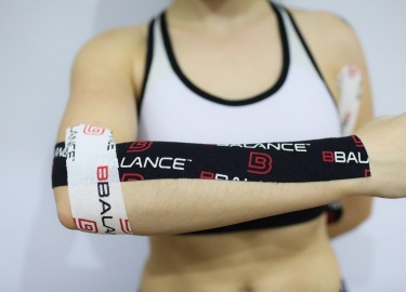 Универсальная схема тейпирования связок локтевого сустава. В чем заключаются полезные свойства подобной методики.
