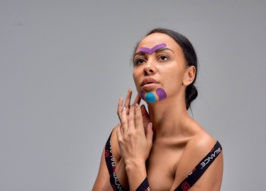 Каким образом осуществляется тейпирование лба. Наложение клейких лент&nbsp;в лобной области между бровей от морщин.
