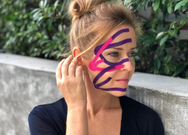 Грамотное кинезиологическое тейпирование глаз. Особенности наложения тейпов вокруг глаз от морщин.
