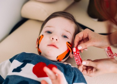 В чем заключаются полезные свойства тейпирования для детей. Какое действие кинезиотейпинг оказывает на ребенка.
