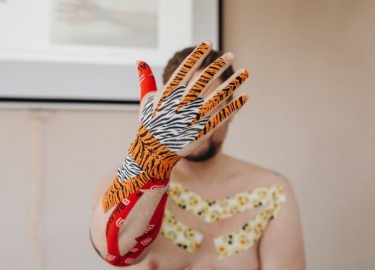 Каким образом осуществляется тейпирование большого пальца. Наложение кинезиотейпов на сустав при его растяжении.
