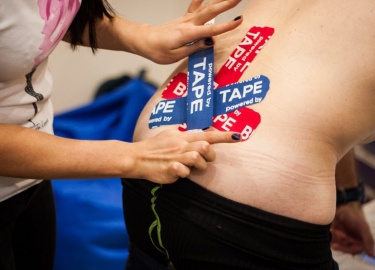 Универсальные способы тейпирования поясницы при постоянных болях. Схемы кинезиотейпинга спины при грыже.
