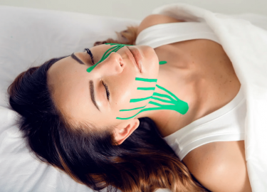 Каким образом осуществляется кинезиологическое тейпирование подбородка. Польза и противопоказания подобной процедуры.
