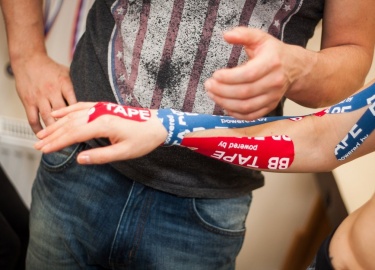 Каким образом проводится тейпирование при растяжении запястья. Польза и противопоказания подобной процедуры.
