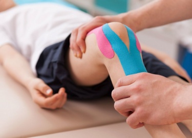 Кинезиологическое тейпирование при артрозе коленного сустава. Как приклеить эластичные ленты при болях в колене.
