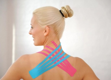 Что представляет собой кинезиологическое тейпирование. Польза и противопоказания подобной физиотерапевтической процедуры.
