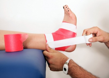 В чем заключаются особенности тейпирования голеностопа при ушибе и растяжении. Кинезиотепинг сустава при бурсите.
