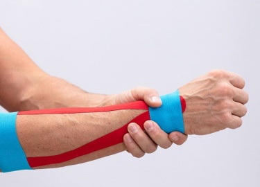 Как происходит правильное тейпирование кисти. Особенности наложения клейких лент на руку при туннельном синдроме.
